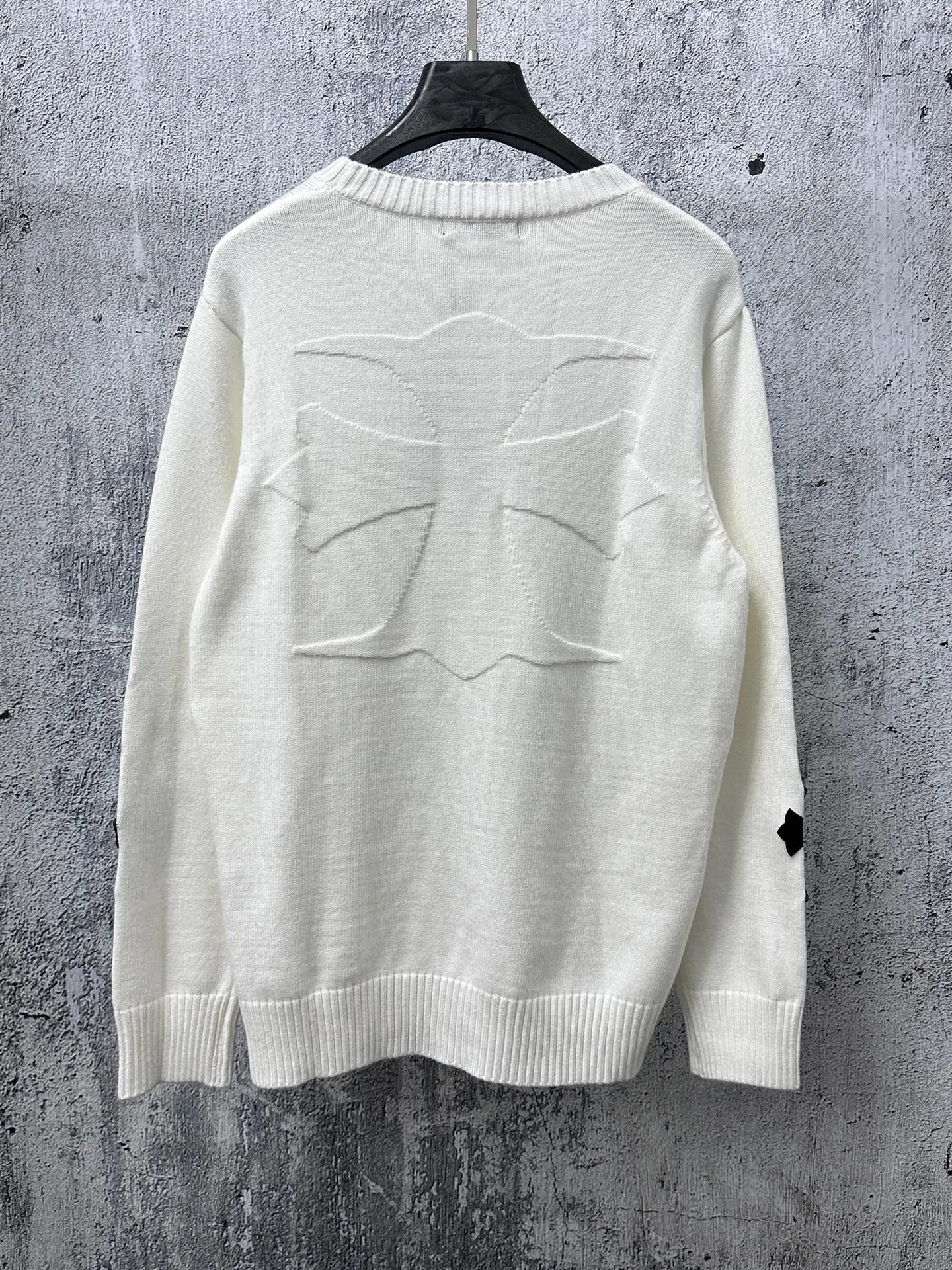 ￼ ￼ P250 [Chrome Hearts] Chrome Hearts' new cross-knitted jacquard appliqué crew neck sweater. Contains 20% wool. The item is made of custom-dyed and custom-spun yarn, purchased from the original version. A full set of customized accessories. Details determine success or failure. A new model for autumn and winter. It is soft and delicate and does not tie the body. The upper body effect is very nice. Loose fit. Same style for men and women. Color: White Black Size: S-L